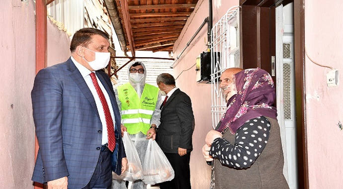 Malatya Büyükşehir Belediye Başkanı Gürkan iftar yemeği dağıttı