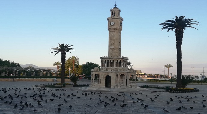 İzmir'de sokağa çıkma yasağı sonrası cadde ve meydanlar boş kaldı