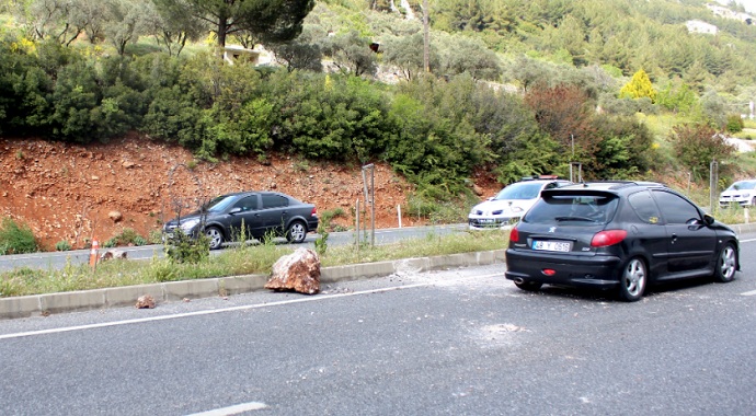 Muğla'da yola düşen kaya parçasından şans eseri kurtuldular