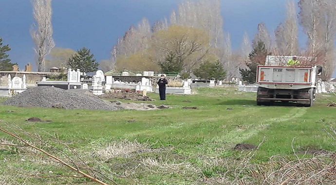 Kars Arpaçay Belediyesi mezarlıkları ağaçlandırıyor