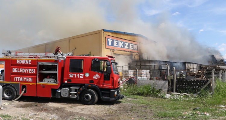 Edirne’de korkutan yangın! İş yeri küle döndü, maddi kayıp çok büyük