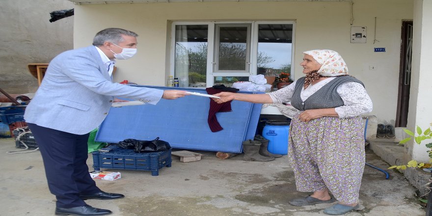 Kuşadası Belediyesi vatandaşlara üretilen maskeleri ücretsiz evlerine kadar teslim ediyor