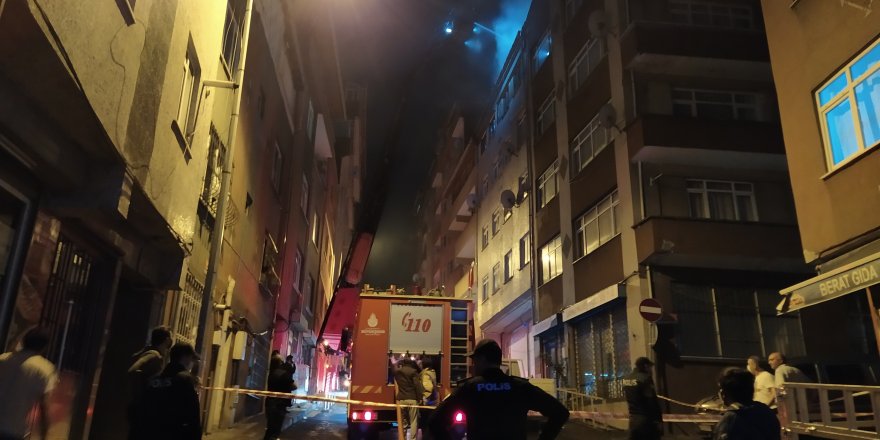 Kağıthane'de 4 katlı binanın çatısında çıkan yangın paniğe neden oldu