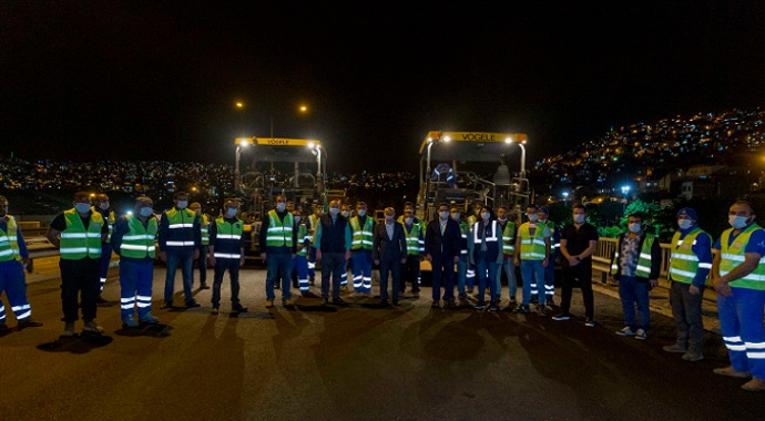 İzmir'de Trafik durdu Büyükşehir yol yaptı