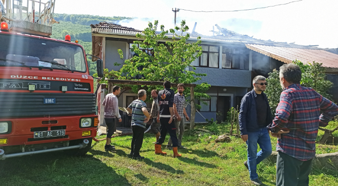 Düzce’de 2 katlı ev, ahır ve 2 otomobil alevlere teslim oldu