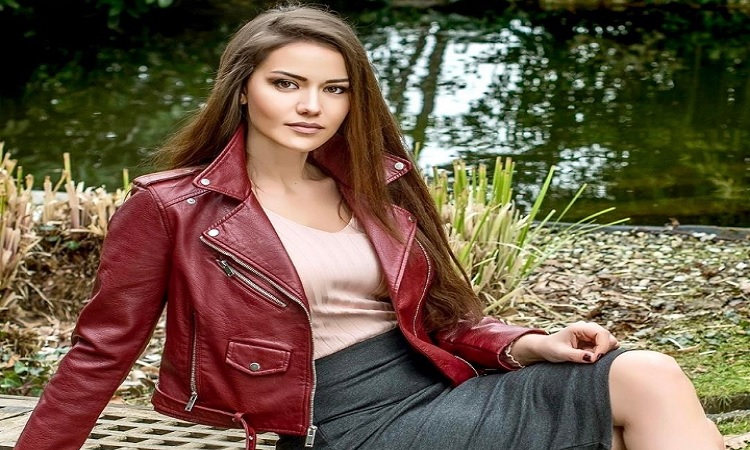 Fahriye Evcen Instagram'da Beğeni Butonunu Çökertti!