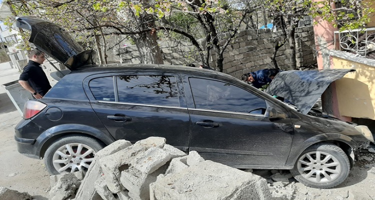 Van’da hızını alamayan otomobil evin bahçesine uçtu