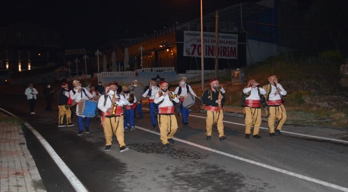 70 Kişilik bando takımı sahur için sokaklara indi