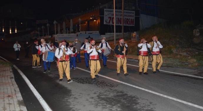 Tekirdağ’ın şehir merkezinde 70 kişilik bando takımı sahur için sokaklara indi