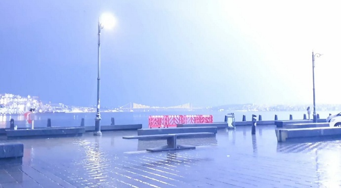 İstanbul’da gece saatlerinden sonra gök gürültülü sağanak yağış etkili oldu