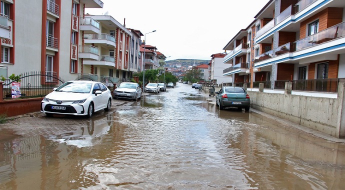 Sağanak yağış Manisa Kula’da hayatı olumsuz etkiledi