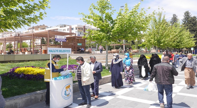 Şanlıurfa Haliliye’de maske üretimi ve dağıtımı sürüyor