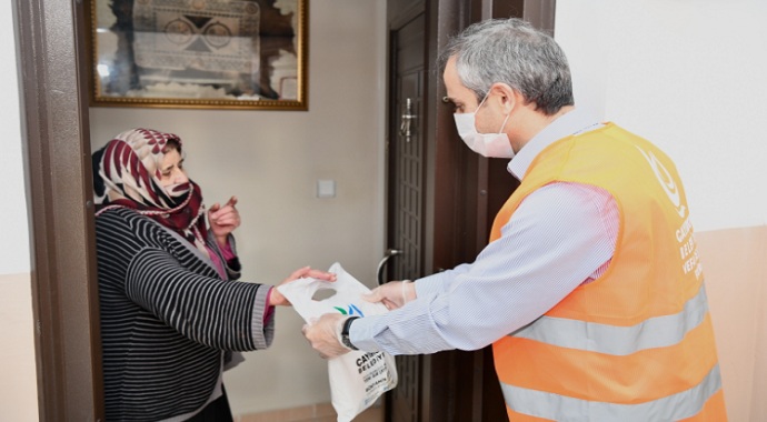 Kocaeli Çayırova’da 15 günde üretilen 300 bin maske dağıtıldı