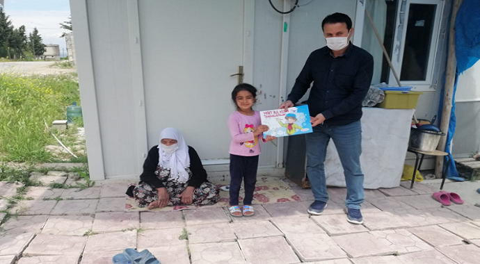 Adıyaman Samsat’ta evde kalan çocuklara kitap dağıtıldı
