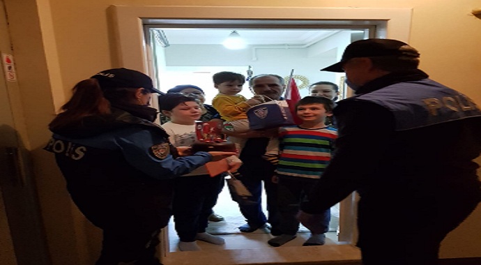 Karabük 'te Salgınla mücadele eden ailenin çocuğuna polislerden doğum günü sürprizi