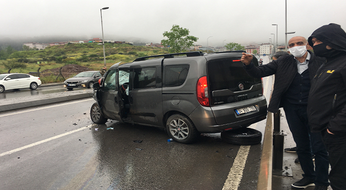 İstanbul Maltepe'de minibüsle otomobil kafa kafaya çarpıştı: 2 yaralı