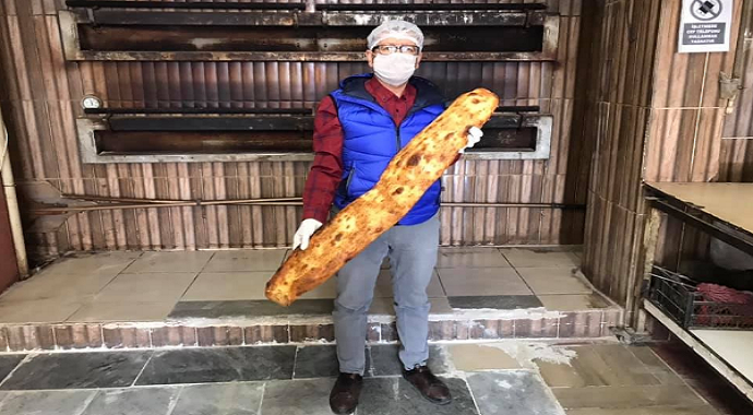 Altıntaş ilçesinde 1 metre 25 santimetre uzunluğunda ve bir kilogram ağırlığındaki pide 5 TL