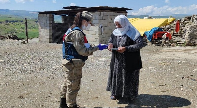 Siirt'te Jandarma ekipleri, 65 yaş ve üstü vatandaşların maaşlarını evlerinde teslim etti