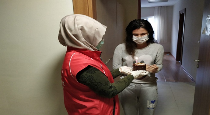 Zonguldak'ta Karantinadaki öğrencinin doğum gününü kutladılar