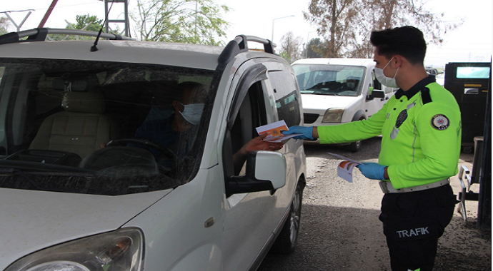 Şırnak’ın Silopi ilçesinde trafik polisleri şoförleri bilgilendirdi