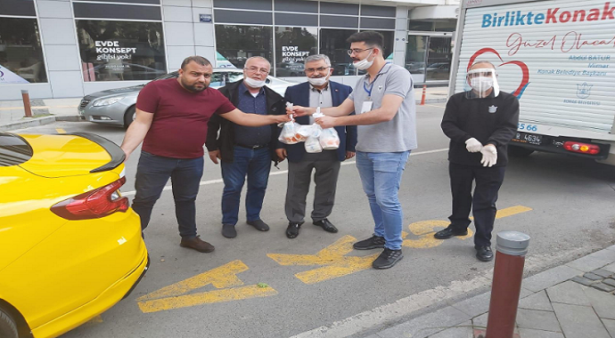 Konak Belediye Başkanı Taksicilere iftarda tavuk pilav