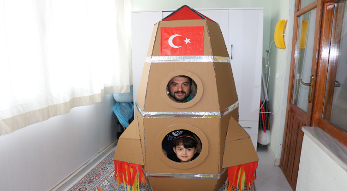 Karabük'te Kızı evde sıkılmasın diye balkonu uzay üssüne çevirdi