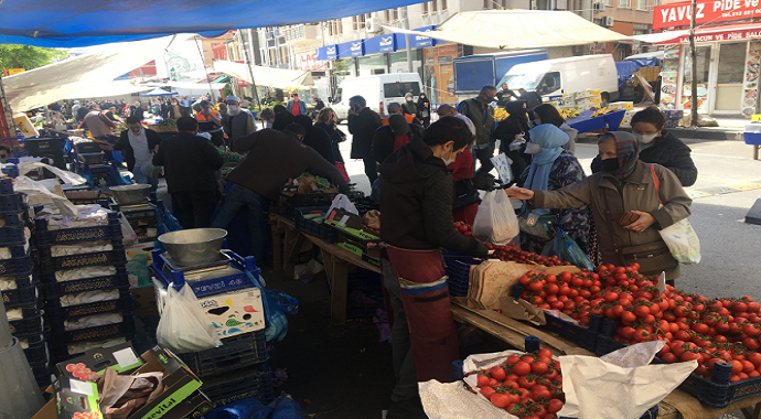 İstanbul Fatih’te Çarşamba Pazarında yoğunluk