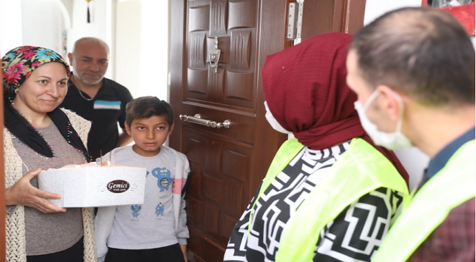 Yunus’un annesine doğum günü süpriz hayalini Başkan Demirtaş gerçekleştirdi