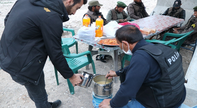 Sınır ötesindeki görev yapan asker ve polislere iftar ikramı