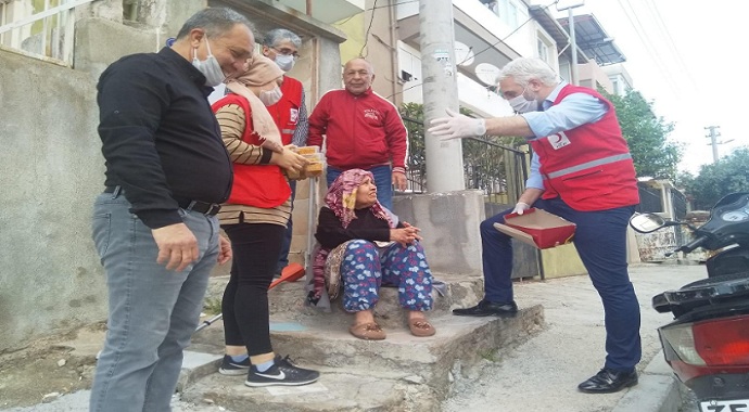 İzmir'de Türk Kızılayı Roman vatandaşlara iftar yemeği dağıttı
