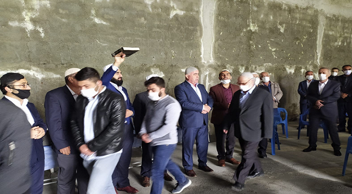 Diyarbakır Silvan ilçesinde husumetli olan iki aile, sosyal mesafe kurallarına uyup maske takarak barıştı