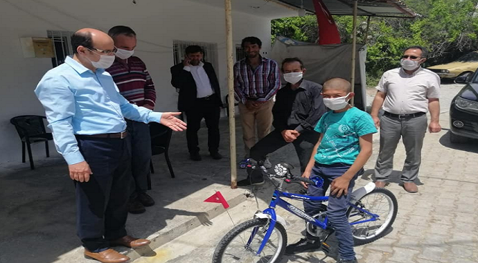Aydın Söke'de Kaymakam Kurtbeyoğlu’ndan minik Halil’e bisiklet sürprizi