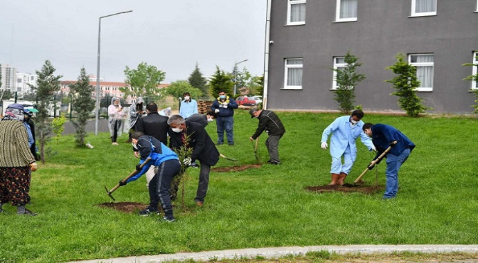 Isparta karantinada kalanlar ve çalışanlar fidanları toprakla buluşturdular