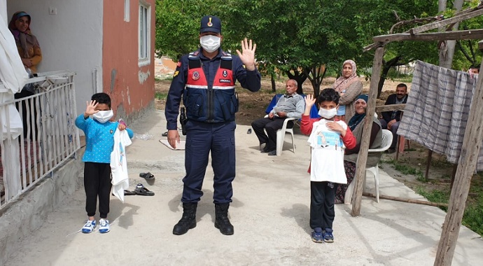 Malatya'nın Yeşilyurt ilçesinde Jandarma'dan evde kalan çocuklara hediye