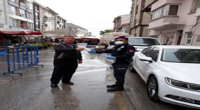Eskişehir’de Vefa Sosyal Destek Grubu Mahalle pazarında vatandaşlara maske dağıttı