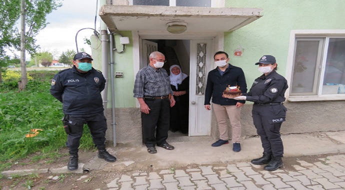 Kütahya'da 86 yaşındaki vatandaşa polisten doğum günü sürprizi