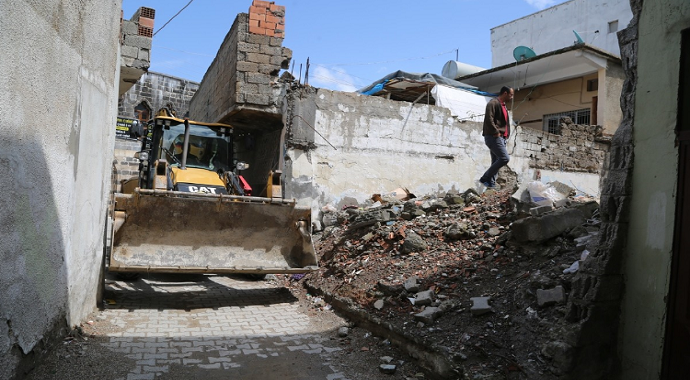Şırnak Cizre Belediyesi yıkılan metruk binaların molozlarını kaldırıyor