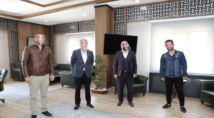 Mardin İl Milli Eğitim Müdürü Şehmus Sümer, Artuklu, berber ve güzellik salonlarına yüz koruyucu siper dağıtıldı