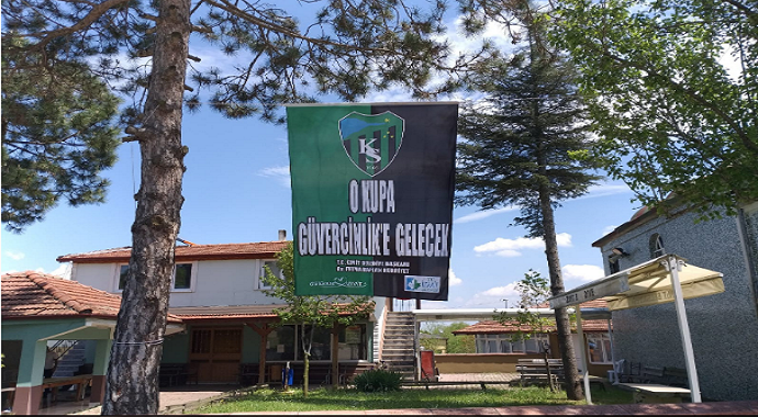 Kocaelispor bayraklarını köy meydanlarına asmasıyla şampiyonluk havası yaşanmaya başladı.