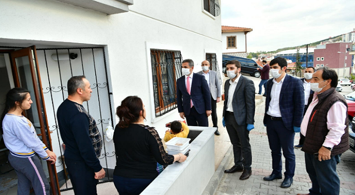 Ankara Mamak’ta gençlerden ailelere yemek dağıtımı