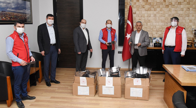 Afyonkarahisar Gençlik merkezinden belediyeye 400 adet siperlik