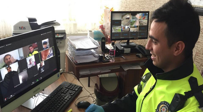 Kırıkkale'de Polis memuru verdiği sözünü EBA üzerinden yerine getirdi