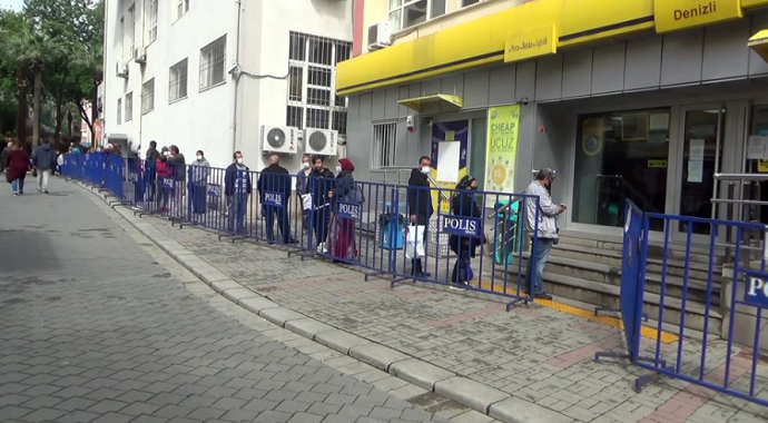 Denizli’de yaklaşık 400 metrelik kuyruk