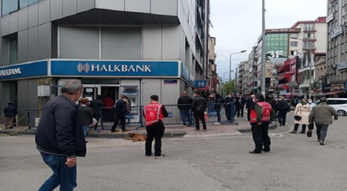 Zonguldak'ta Banka önlerinde sosyal mesafe uyarıları