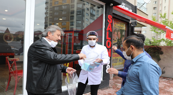 Kayseri Melikgazi'de berber ve kuaförler dezenfekte edildi