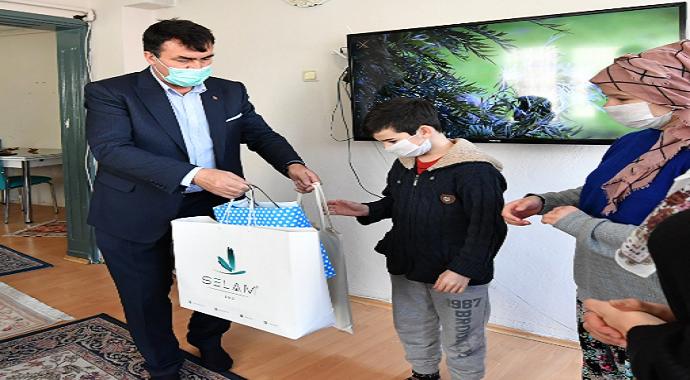 Bursa Osmangazi'de yetim çocuklara iftarlık ve hediye