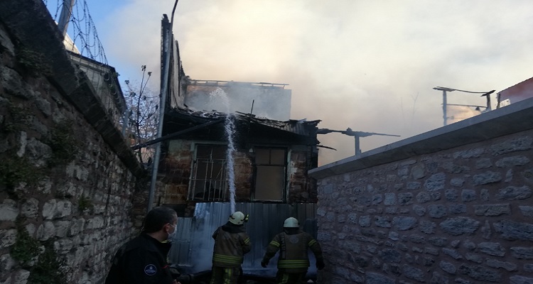 Fatih Haseki'de ahşap iki binada korkutan yangın