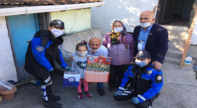 Karabük'te Polisler kapı kapı dolaşıp çocuklara kitap dağıttı