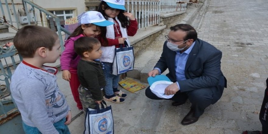 Kütahya Emet ilçesi 8 asırlık geleneğinde çocukları unutmadı