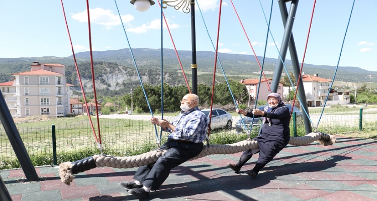 Karabük'ün Safranbolu ilçesinde yaşlı karı-koca parkta sallanarak eğlendi